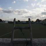 ...grazie alla quale riusciamo ad accedere agevolmente sul campo in erba sintetica, entrando da un grosso buco nella rete di protezione